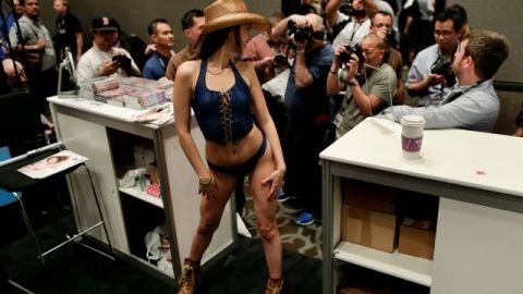 La actriz de pornografía Riley Reid posa para sus admiradores en la Expo del Entretenimiento para Adultos, el miércoles en Las Vegas. La Ciudad del Pecado acoge a productores de porno que se van de LA.