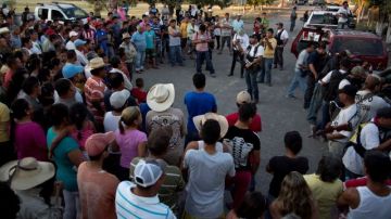 Miembros de las autodefensas creadas para defenderse de los narcotraficantes hablan con los vecinos de Las Yeguas, en Michoacán, México.