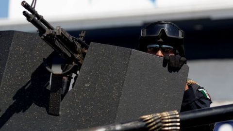 Un agente federal custodia la entrada de Apatzingán en Michoacán.