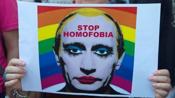 El presidente de Rusia Vladimir Putin ha enfrentado duras críticas, y provocado protestas en diversas ciudades del mundo, por la aprobación de leyes que prohíben la "propaganda gay".