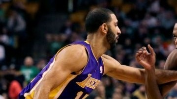 Rajon Rondo intenta quedarse con el balón ante  Kendall Marshall.