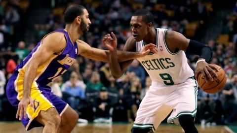 Rajon Rondo intenta quedarse con el balón ante  Kendall Marshall.