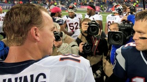 Peyton Manning (i), y Tom Brady, hablan en el centro del campo después de un partido de fútbol de la NFL en el que los Patriots derrotaron a los Broncos 31-21 el 7 de octubre de 2012.