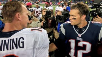 Peyton Manning (i), y Tom Brady, hablan en el centro del campo después de un partido de fútbol de la NFL en el que los Patriots derrotaron a los Broncos 31-21 el 7 de octubre de 2012.