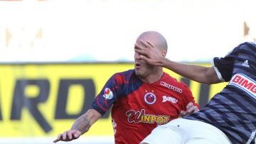 Cristian Llama, del Veracruz, disputa el esférico con Néstor Vidrio, de las Chivas