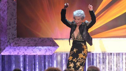 Rita Moreno gritó y cantó el tema "This is All I Ask" con mucha emoción cuando fue homenajeada.
