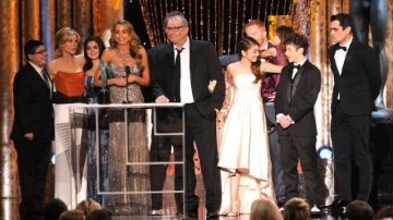 El elenco de Modernn Family recibe su premio SAG y Sofía Vergara fue la encargada de dar las gracias .