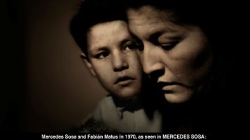 Mercedes Sosa con Fabian, su hijo, en una escena del documental.