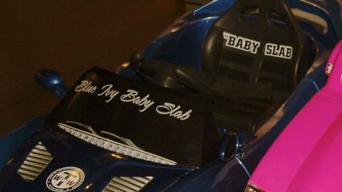 Beyoncé y Jay-Z pusieron el nombre de su hija, Blue Ivy, en el parabrisas de uno de los autos.