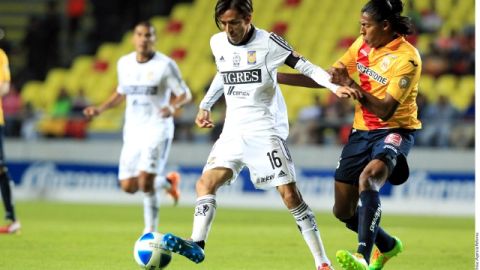 Lucas Lobos conduce el balón ante la marca de Joel Huiqui en el Estadio Morelos.