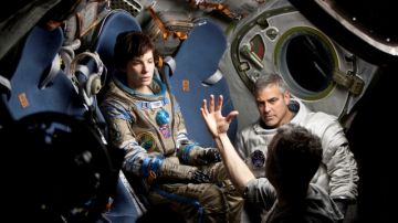 Alfonso Cuaron, Sandra Bullock, George Clooney  en una escena del filme.
