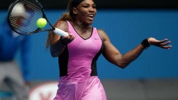 Serena Williams derrotó ayer a Daniela Hantuchova y al sofocante calor, que hizo que se retire del torneo de dobles, que planeaba disputar con su hermana Venus.