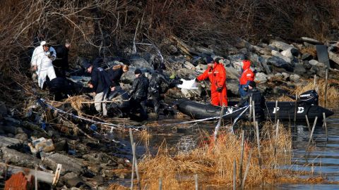 Investigadores continúan hoy las labores de búsqueda en el río Este en la zona de Queens.