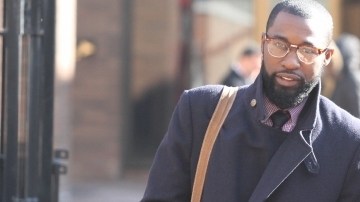 Yahnick Martin, con lentes, sale del Cuartel General de la Policía en One Police Plaza, donde se está viendo el caso contra el agente que lo detuvo bajo la práctica conocida como "Stop & Frisk".