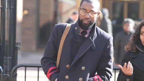 Yahnick Martin, con lentes, sale del Cuartel General de la Policía en One Police Plaza, donde se está viendo el caso contra el agente que lo detuvo bajo la práctica conocida como "Stop & Frisk".