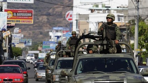 Militares realizan recorridos  en la localidad de Apatzingán, en el estado de Michoacán, suroeste de México.