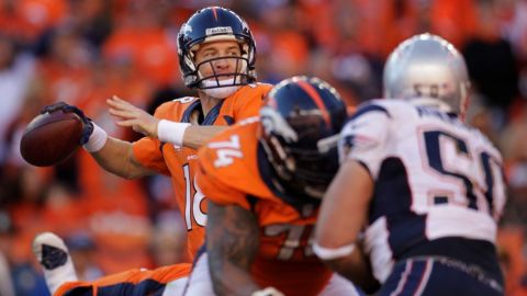 Manning fue un gigante. El duelo de QBs' superestrellas se lo llevó 'de calle'.