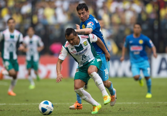 Rubens Sambueza presiona a  Edwin Hernández para despojarlo del balón en el encuentro disputado ayer en el Estadio Azteca.