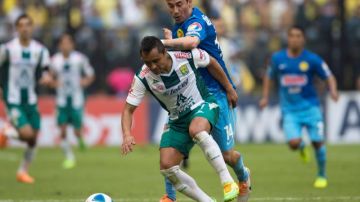 Rubens Sambueza presiona a  Edwin Hernández para despojarlo del balón en el encuentro disputado ayer en el Estadio Azteca.