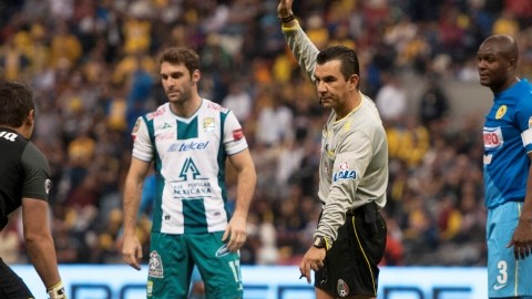 El árbitro Paul Enrique Delgadillo marca un tiro libre en el duelo de ayer entre Águilas y Esmeraldas de la jornada 3.