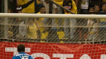 Momento en el que Raúl Jiménez anota el gol de penal al vencer al portero William Yarbrough.