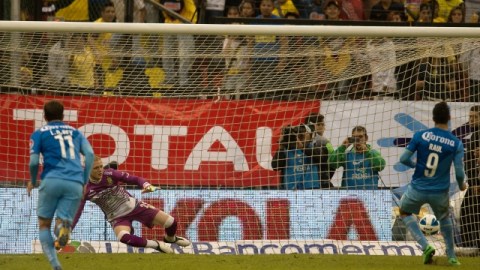 Momento en el que Raúl Jiménez anota el gol de penal al vencer al portero William Yarbrough.