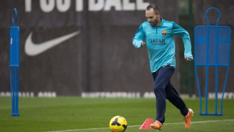 Andrés Iniesta entrenó por separado del grupo durante el entrenamiento de ayer del Barcelona.