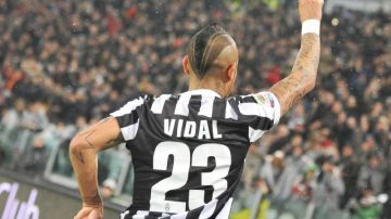 PASE 1: El chileno Arturo Vidal celebra su segunda anotación  de ayer para impulsar el triunfo del  Juventus sobre  Sampdoria.