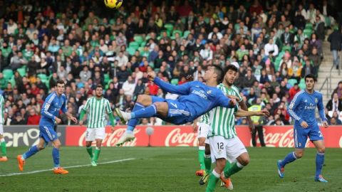 Cristiano Ronaldo, en el aire, anotó un gol y Real Madrid goleó 5-0 al Betis, en el estadio Benito Villamarin, en Sevilla,.