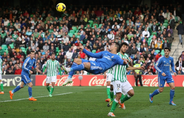 Cristiano Ronaldo, en el aire, anotó un gol y Real Madrid goleó 5-0 al Betis, en el estadio Benito Villamarin, en Sevilla,.