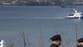 Agentes policiales resguardan el sector de College Point en Queens, donde fueron hallados restos humanos que podrían ser de Avonte Oquendo.