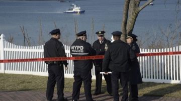 Agentes policiales resguardan el sector de College Point en Queens, donde fueron hallados restos humanos que podrían ser de Avonte Oquendo.