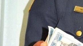 La Policía Nacional muestra parte de los 38 millones de pesos (casi $890,000) que robaron los uniformados.