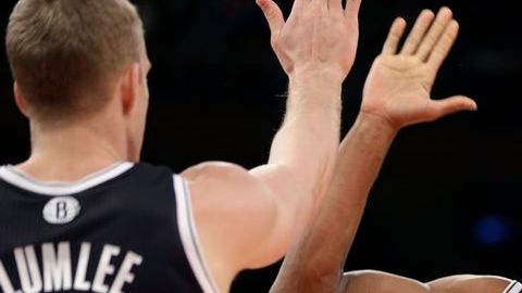 Alan Anderson festeja con Mason Plumlee.