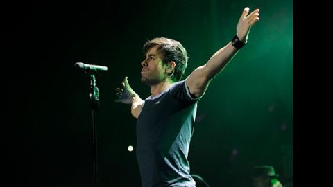 A través de su cuenta de Twitter, el cantante informó que el video ya podía disfrutarse en YouTube.