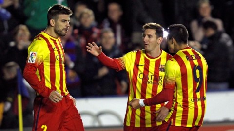Gerard Pique (izq.) es felicitado por Alexis Sanchez (der.) y  Lionel Messi, tras marcar el empate ante Levante.