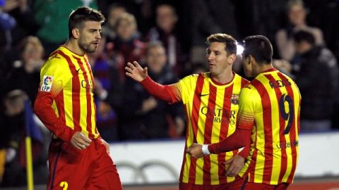 Gerard Pique (izq.) es felicitado por Alexis Sanchez (der.) y Lionel Messi, tras marcar el empate ante Levante.