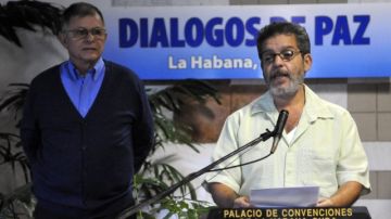 El miembro del equipo negociador de las  (FARC) Luis Alberto Albán, lee un comunicado, previo a una nueva jornada de diálogos de paz con el Gobierno.