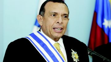 Los presidentes  saliente, Porfirio Lobo y entrante, Juan Orlando Hernández, recibieron críticas de la Iglesia.