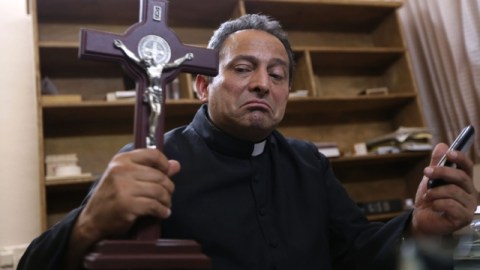 Gregorio López, vicario de Apatzingán, pidió a sus fieles que lo ayuden a combatir a los narcos.