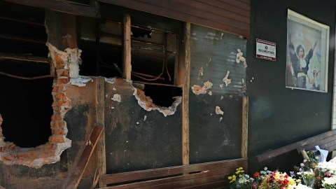 Vista de ofrendas florales ubicadas en la discoteca Kiss  en Santa María, en el Estado de Río Grande do Sul, Brasil.