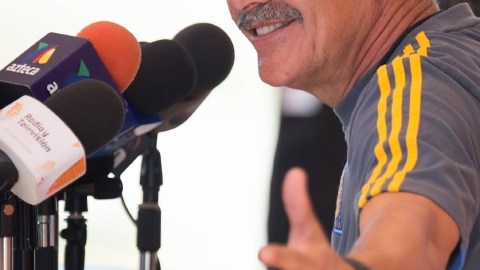 'Tuca' Ferretti dialoga muy animado con los reporteros.