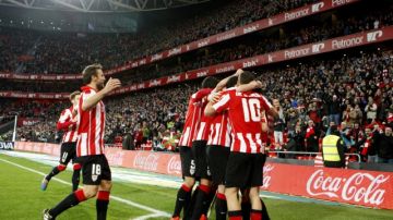 Los jugadores del Athletic de Bilbao celebran el cuarto gol  durante el partido  disputado ayer en el estadio de San Mamés, Bilbao.