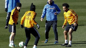 Luka Modric (izq.) y Marcelo Vieira da Silva, junto a Zinedine Zidane, entrenan en la Ciudad Deportiva de Valdebebas.