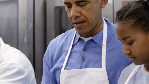 El presidente Barack Obama (2d), y su hija Sasha (d) participan en un proyecto de servicios comunitarios en Washington DC.