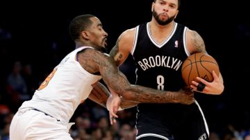 J.R. Smith (izq.) de los Knicks, le comete una falta a  Deron William, de los Nets.