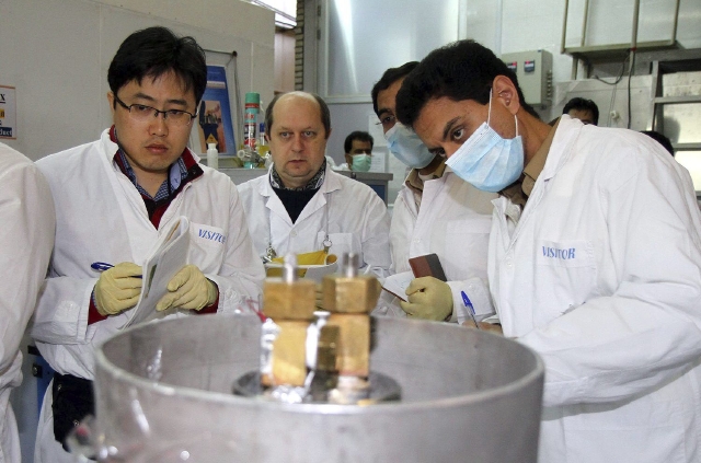 Un equipo de la Organización de Energía Atómica de Irán (OEAI) examina el proceso de enriquecimiento de uranio.