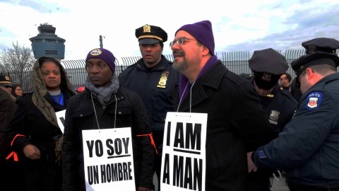 Héctor Figueroa es arrestado durante el bloqueo al aeropuerto LaGuardia ayer en un acto de desobediencia civil por mejores salarios.