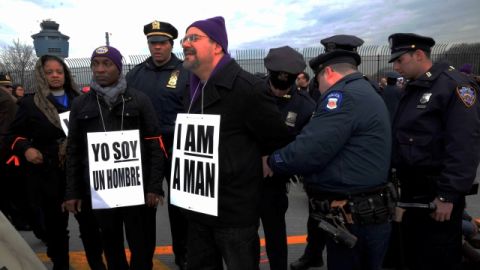 Héctor Figueroa es arrestado durante el bloqueo al aeropuerto LaGuardia ayer en un acto de desobediencia civil por mejores salarios.