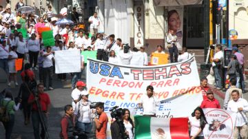 Vecinos de Edgar Tamayo en Miacatlán, desfilan en Cuernavaca. México y piden que se suspenda la ejecucón de Edgar Tamayo en Texas.